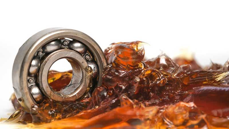 润滑脂加注常见错误：过度加注危害大，三步清洁一步记录是关键